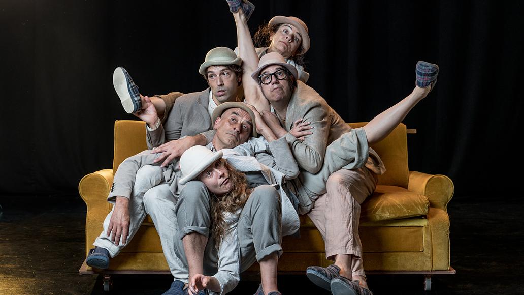 Imatge dels actors de l'espectacle en un sofà de manera divertida amb un barret